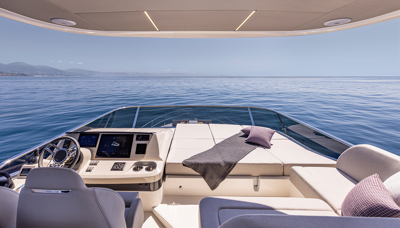 Absolute 56 FLY, stuurstand met uitzicht op zee