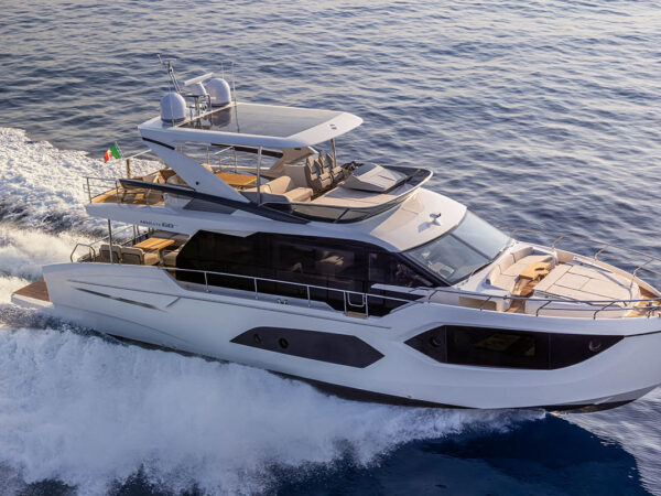 Absolute 60 FLY, jacht varend op zee