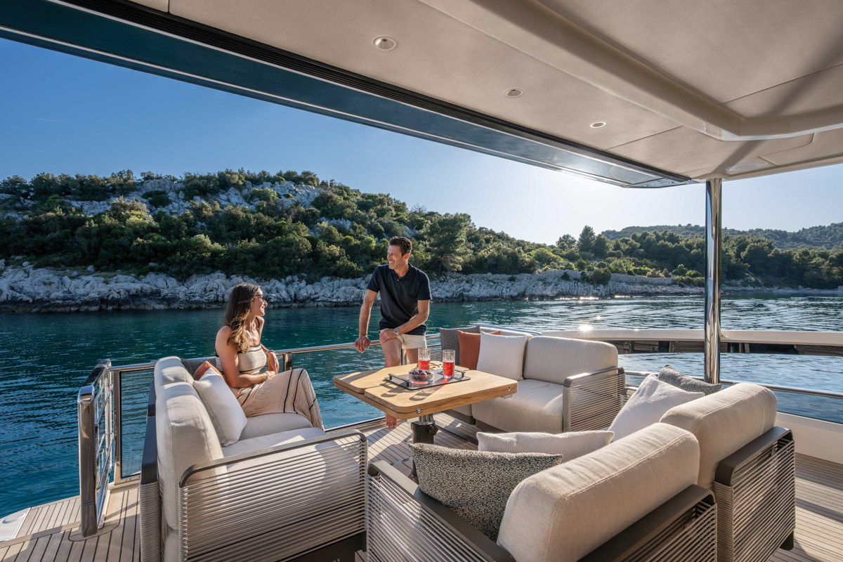 Absolute 70 FLY, achterdek met loungebank en tafel
