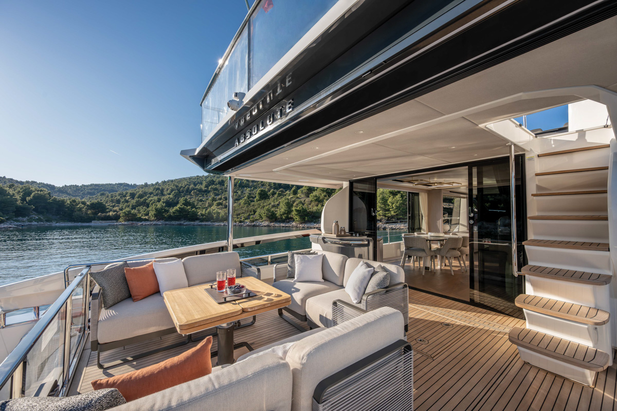Absolute 70 FLY, achterdek met loungebank en trap