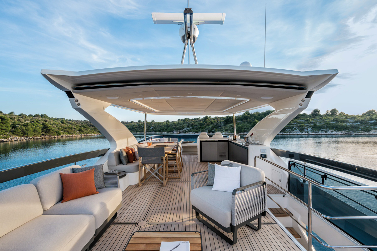 Absolute 70 FLY, achterdek met loungezitjes
