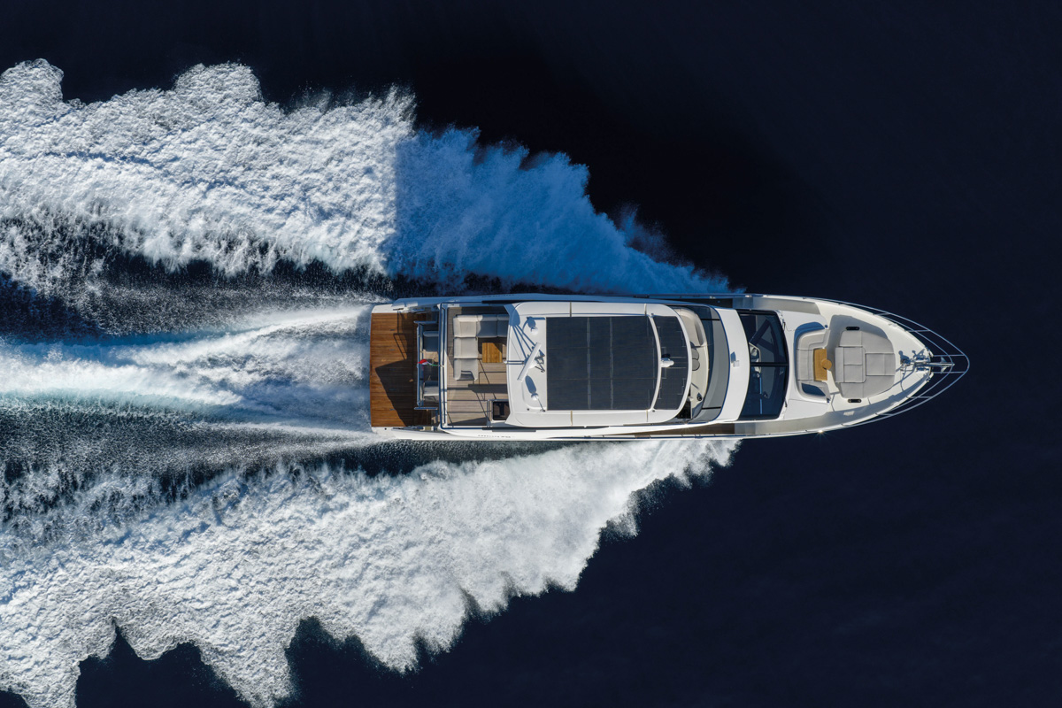 Absolute 70 FLY, boot varend op zee vanuit vogelperspectief