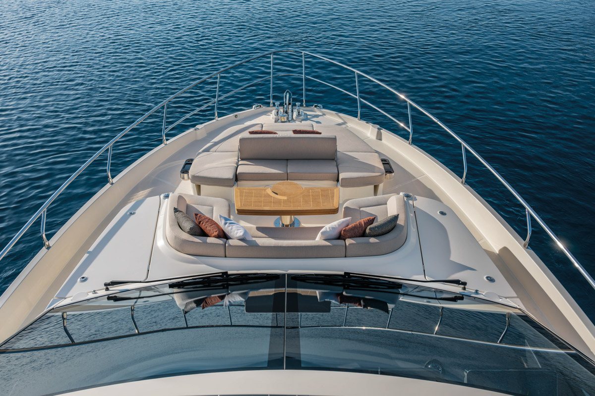 Absolute 70 FLY, voordek met loungebank en tafel