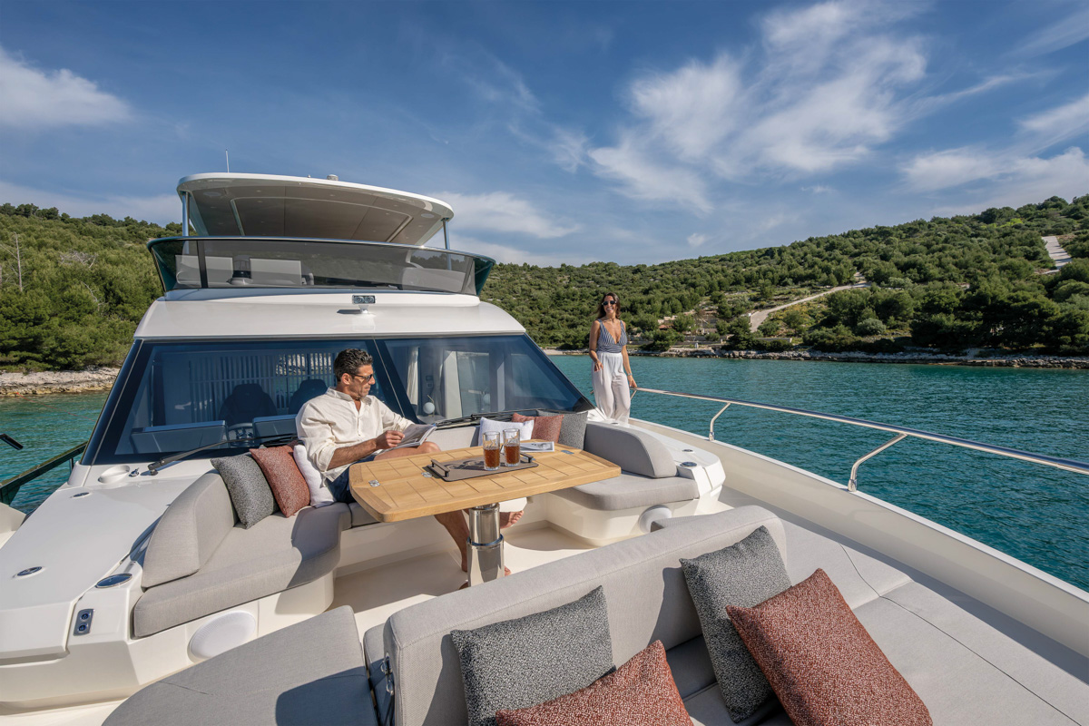 Absolute 70 FLY, voordek met loungebank en tafel