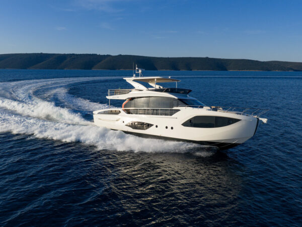 Absolute 70 FLY, witte boot vaart snel