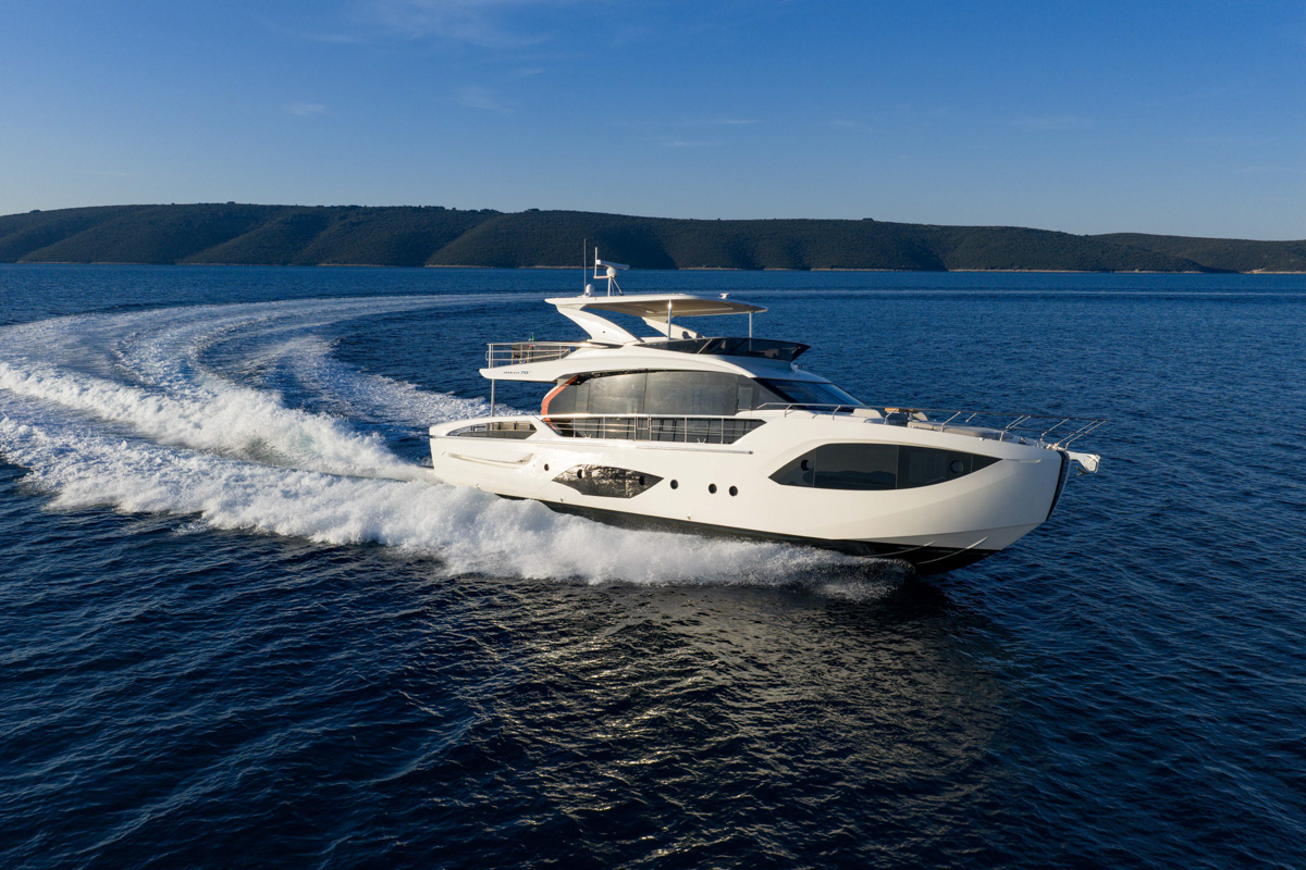 Absolute 70 FLY, witte boot vaart snel