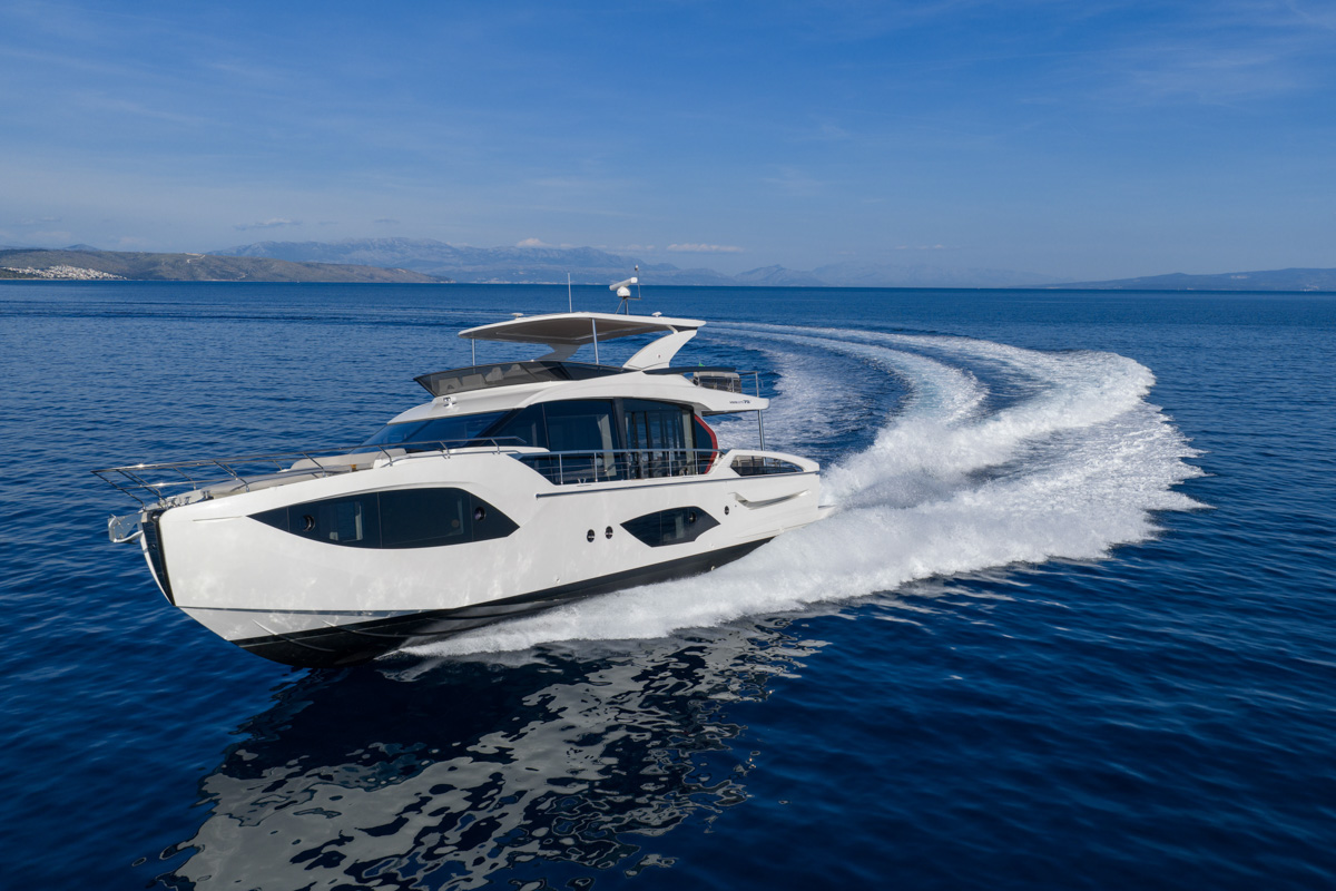 Absolute 70 FLY, witte boot varend op zee