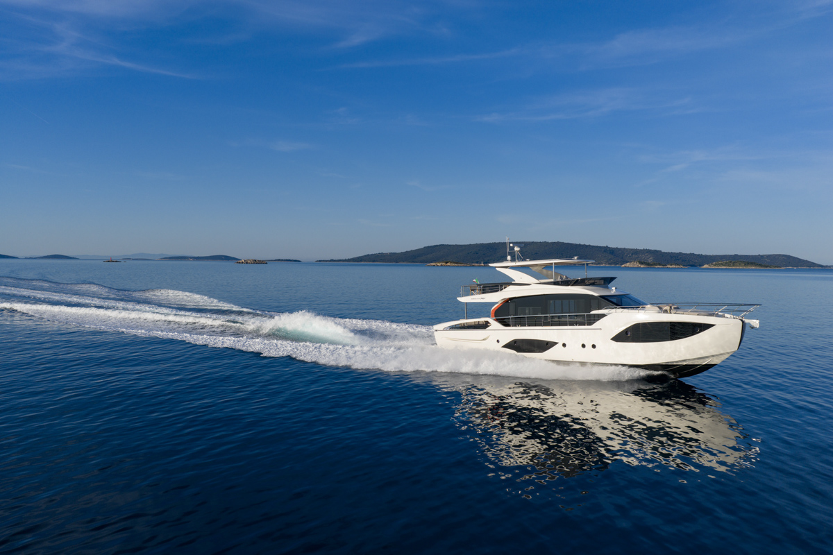 Absolute 70 FLY, witte motorboot vaart snel over zee