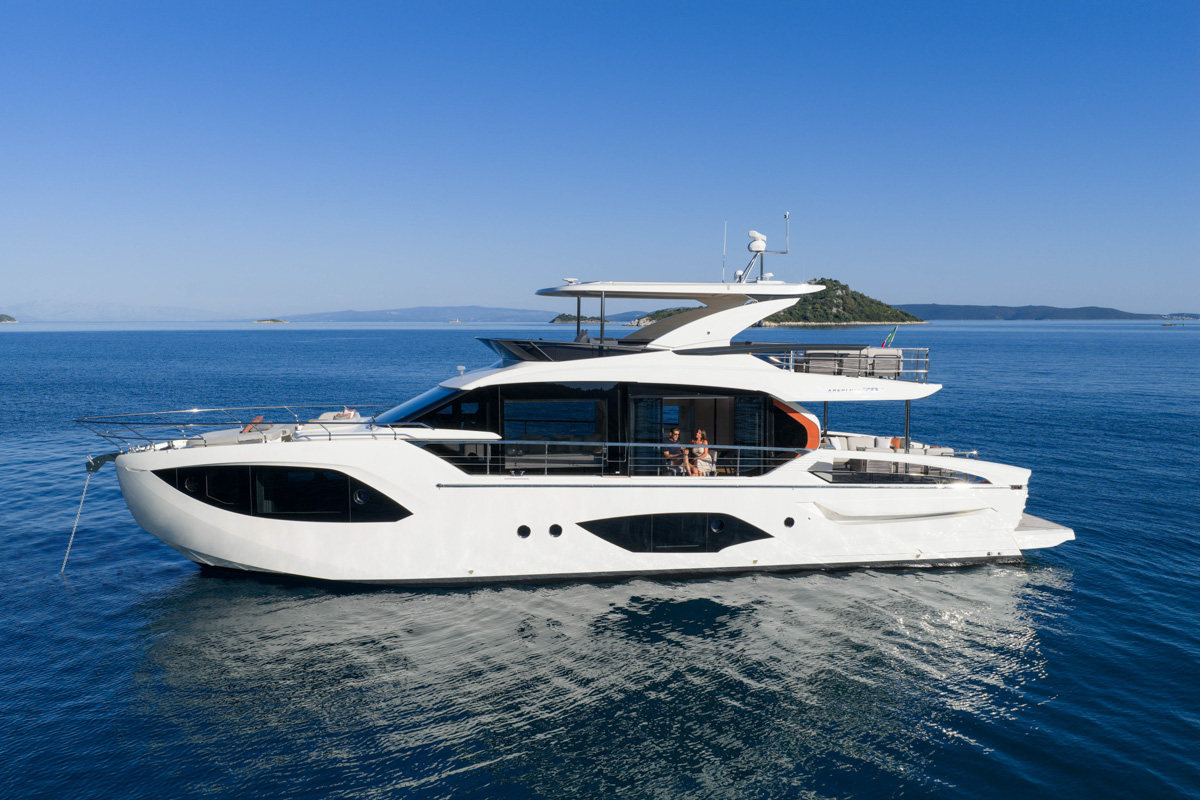 Absolute 70 FLY, witte motorjacht op zee