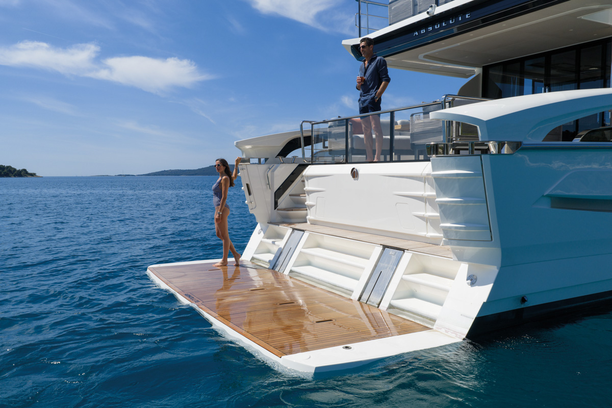 Absolute 70 FLY, zwemplatform met vrouw en man