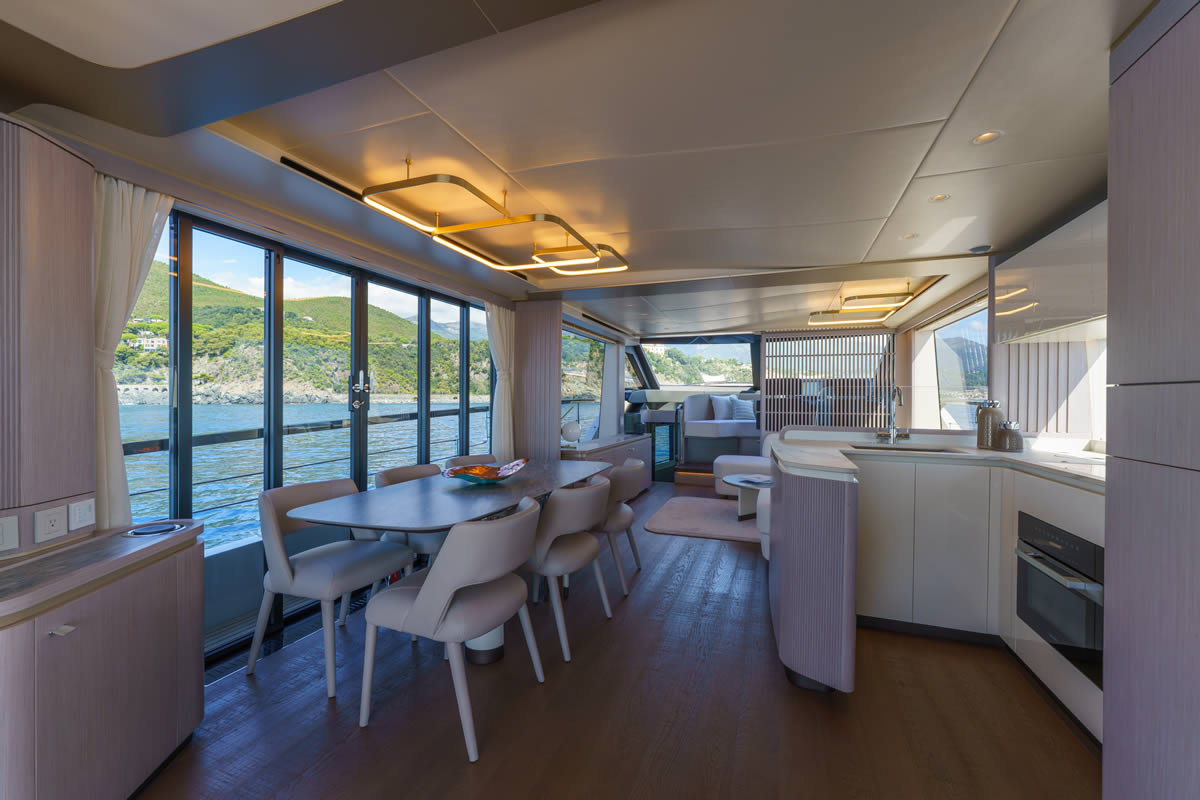 Absolute 70 FLY, eetkamer met keuken aan boord