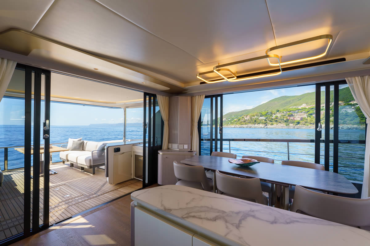 Absolute 70 FLY, eetkamer met zicht op zee