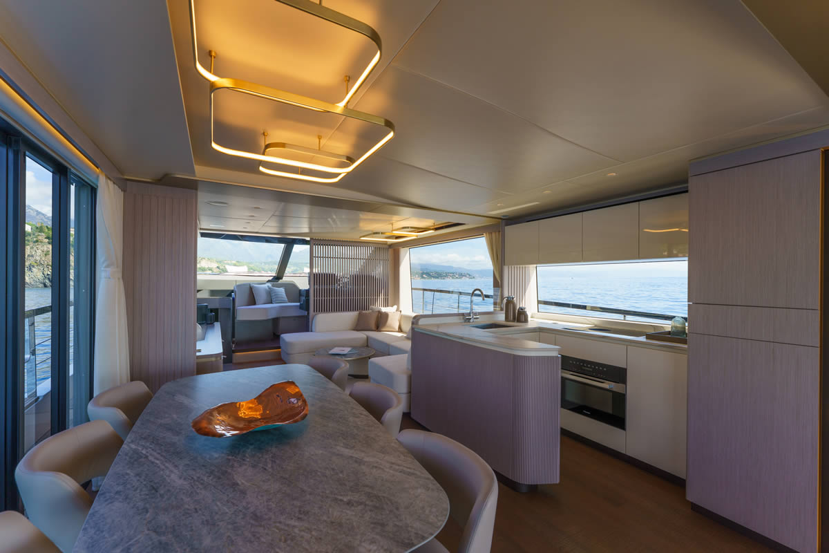 Absolute 70 FLY, salon met keuken en eettafel