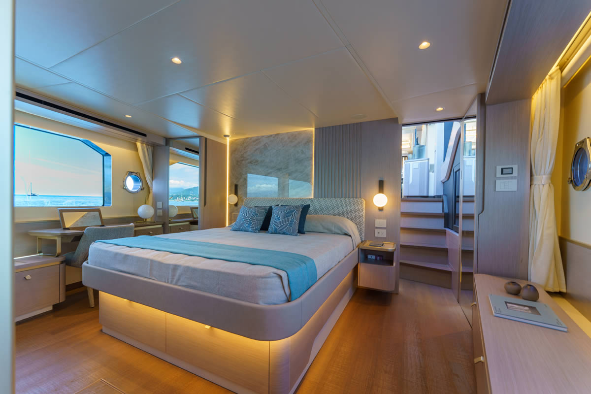 Absolute 70 FLY, slaapkamer met bed en trap