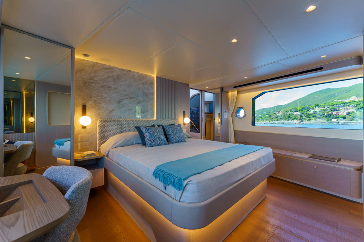 Absolute 70 FLY, slaapkamer met bed en uitzicht