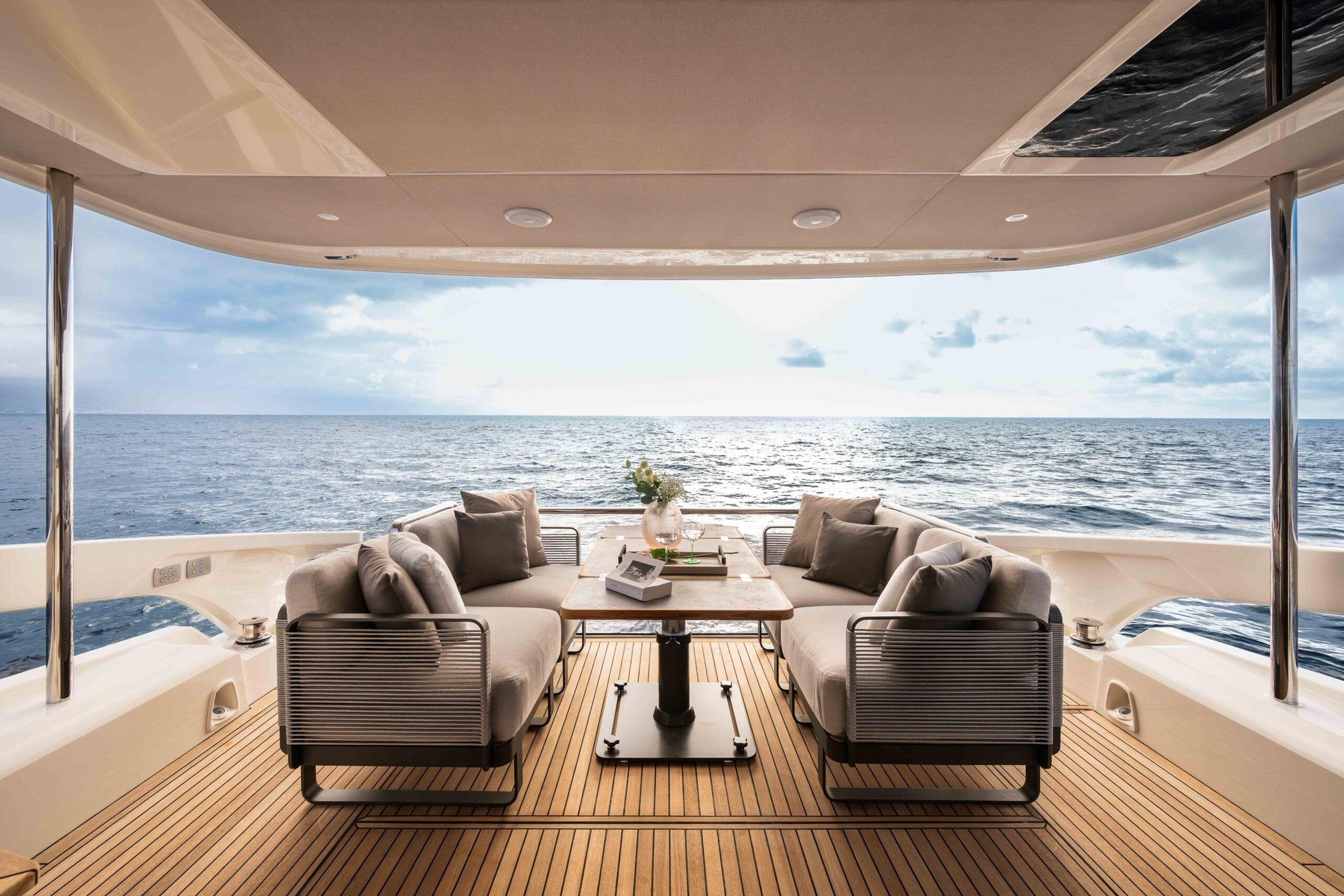 Absolute Navetta 50, achterdek met loungebanken en zeezicht