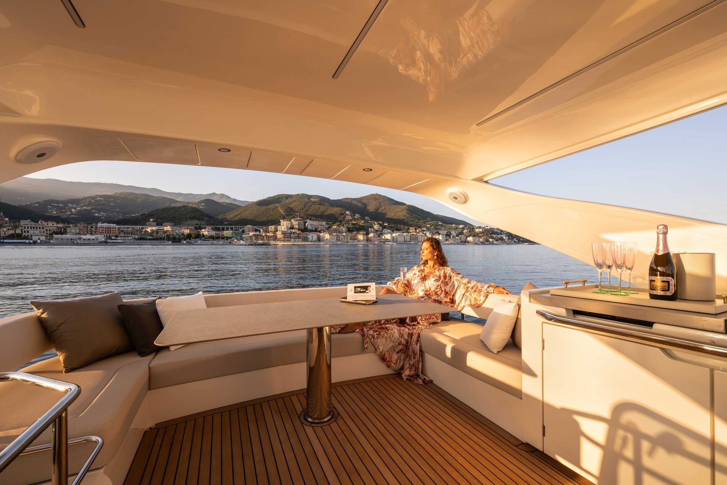 Absolute Navetta 50, achterdek met loungezitje en champagne