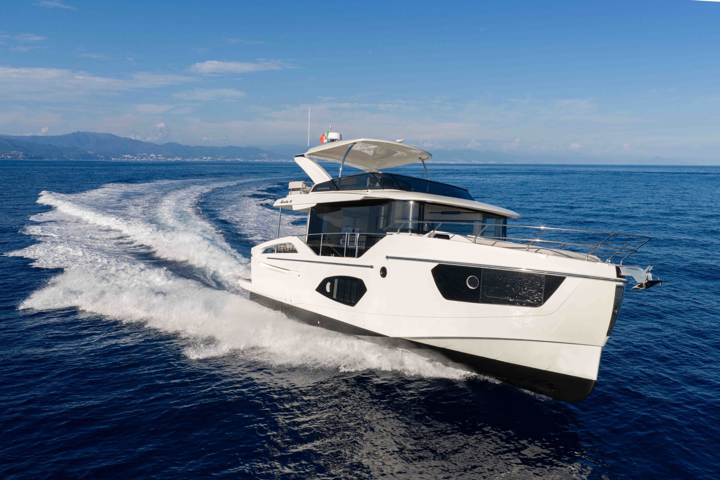 Absolute Navetta 50, boot varend op zee