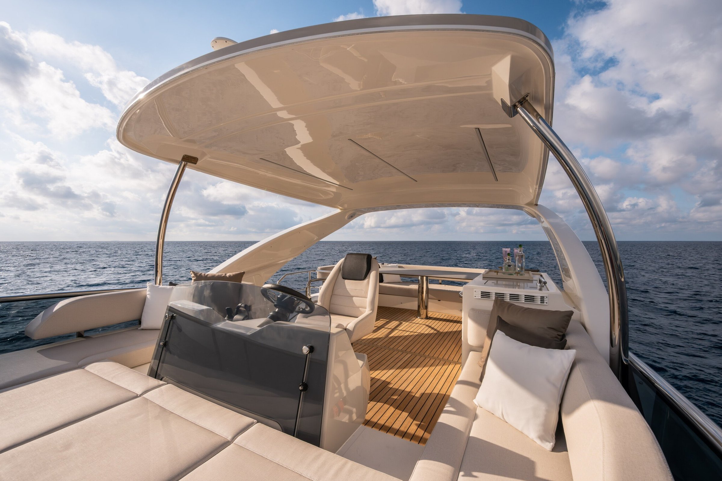 Absolute Navetta 50, cockpit met zitbanken en stuurstand