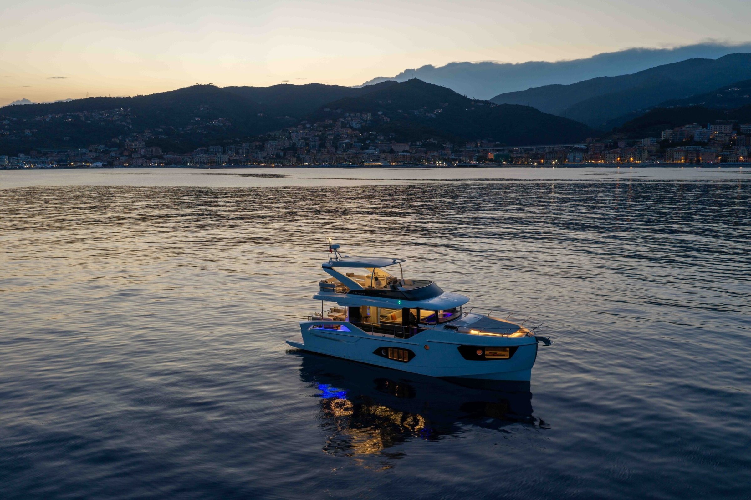 Absolute Navetta 50, jacht op zee bij zonsondergang
