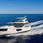 Absolute Navetta 50, witte motorjacht varend op zee