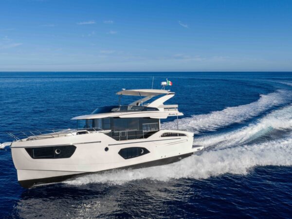 Absolute Navetta 50, witte motorjacht varend op zee