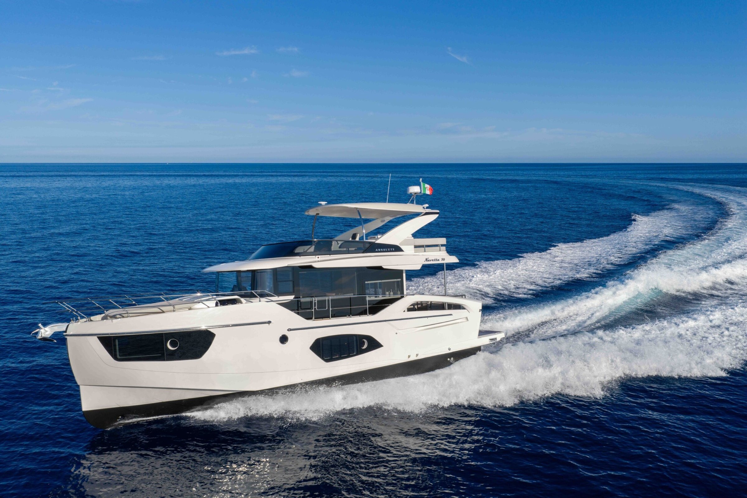Absolute Navetta 50, witte motorjacht varend op zee