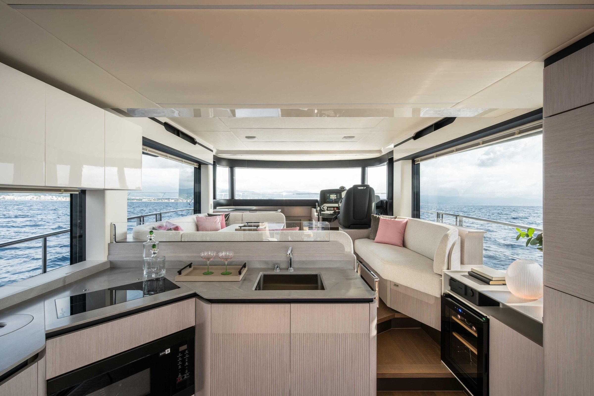 Absolute Navetta 50, keuken en zithoek met zeezicht