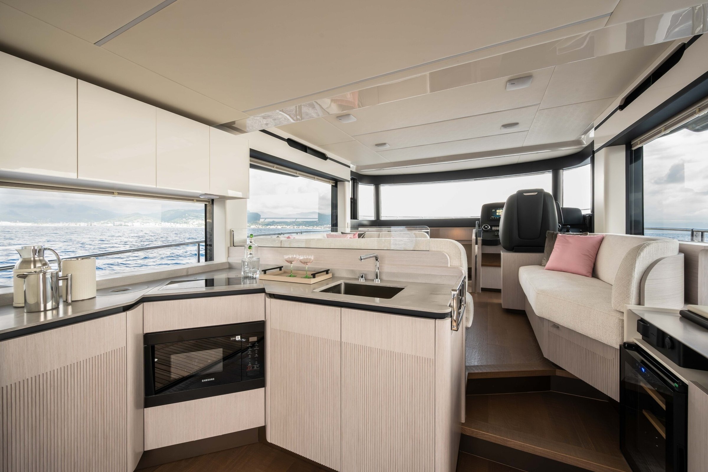 Absolute Navetta 50, kombuis en zitbank stuurstand