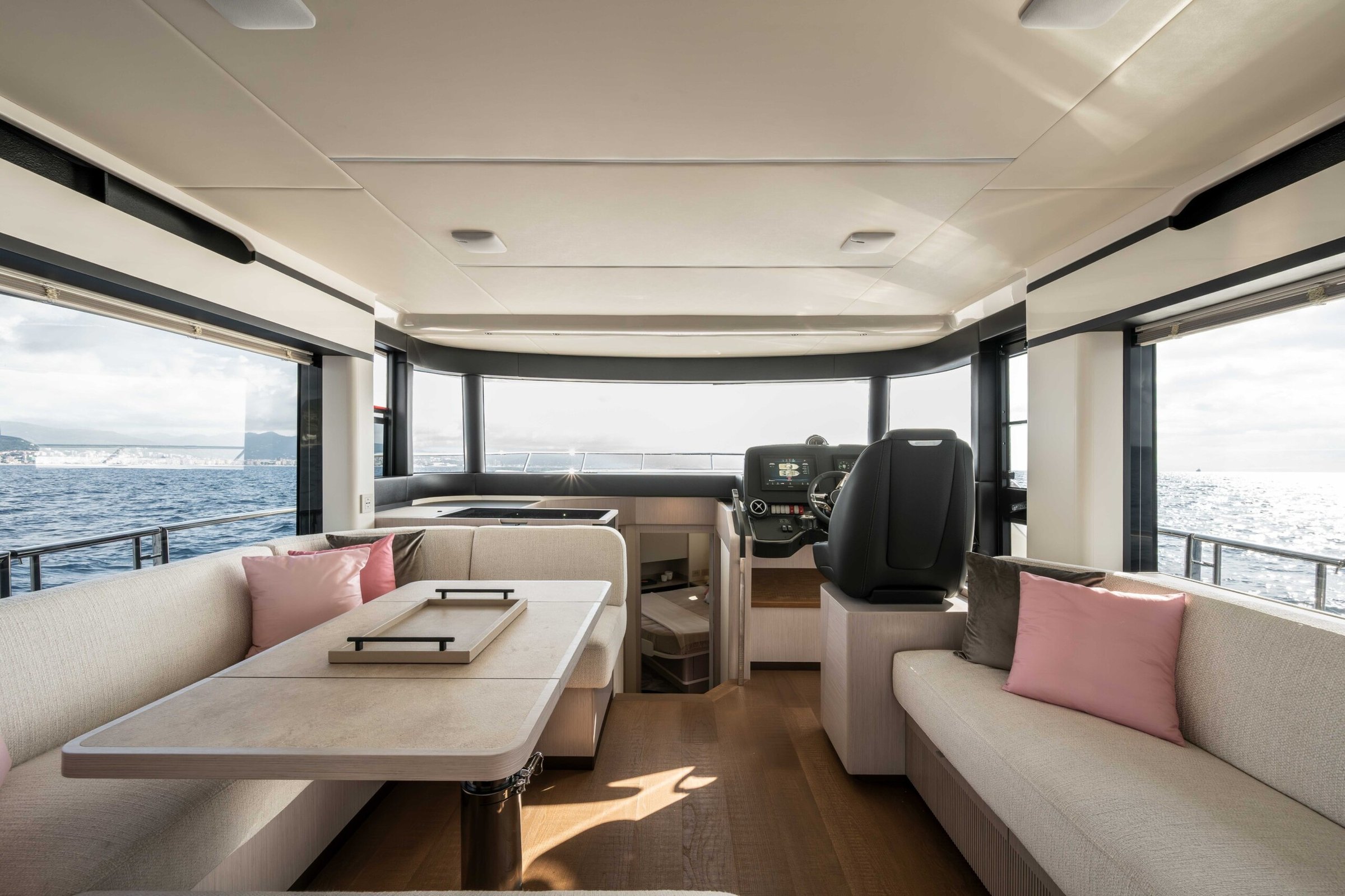 Absolute Navetta 50, salon met stuurstand en tafel