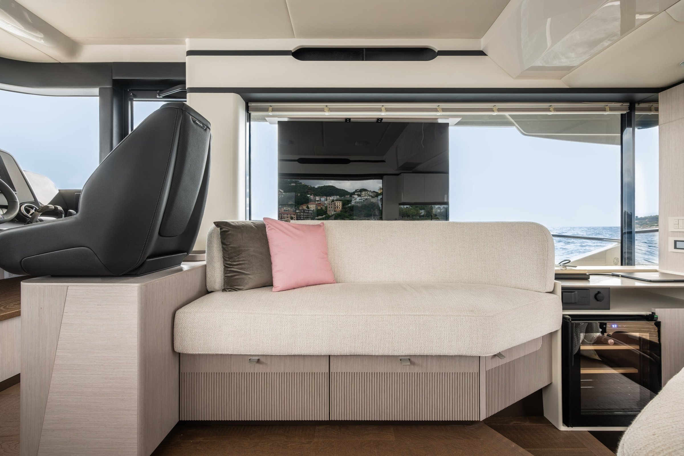 Absolute Navetta 50, salon met zitbank en stuurstoel