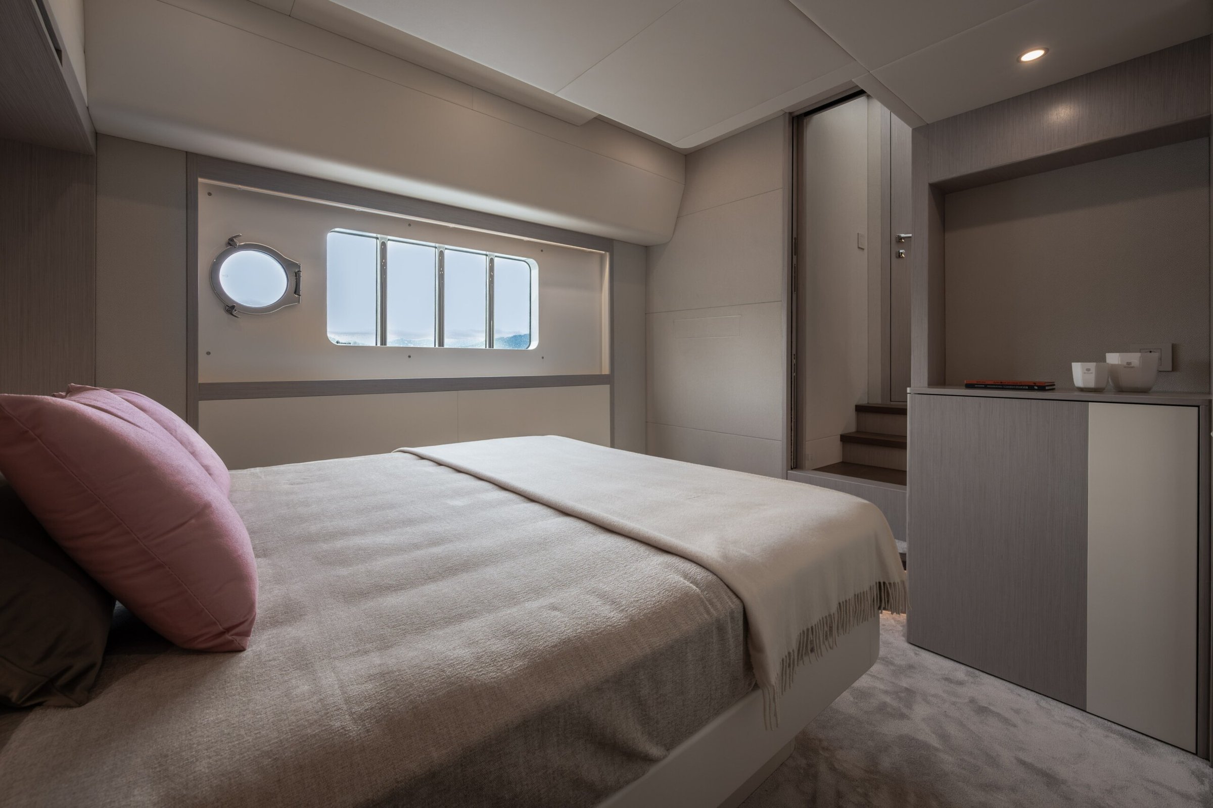Absolute Navetta 50, slaapkamer met bed en patrijspoort