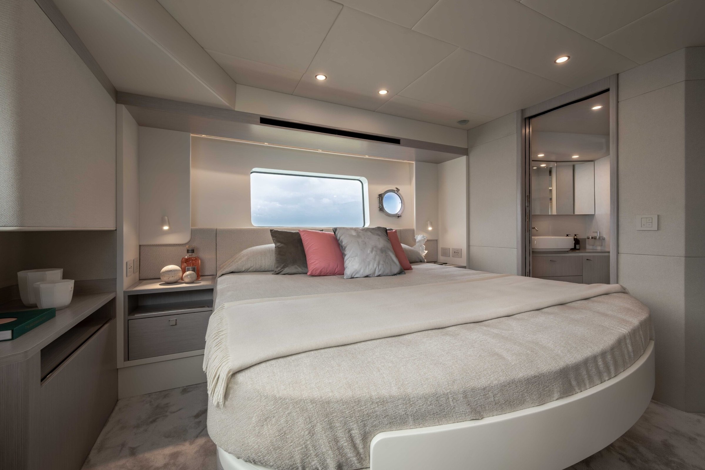 Absolute Navetta 50, slaapkamer met bed en raam