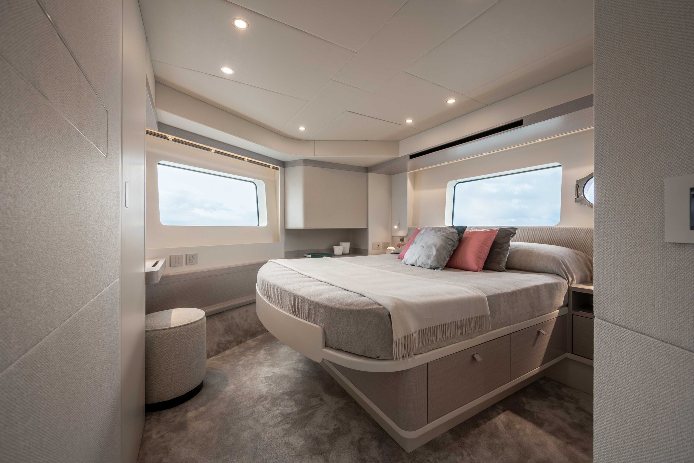 Absolute Navetta 50, slaapkamer met bed en ramen