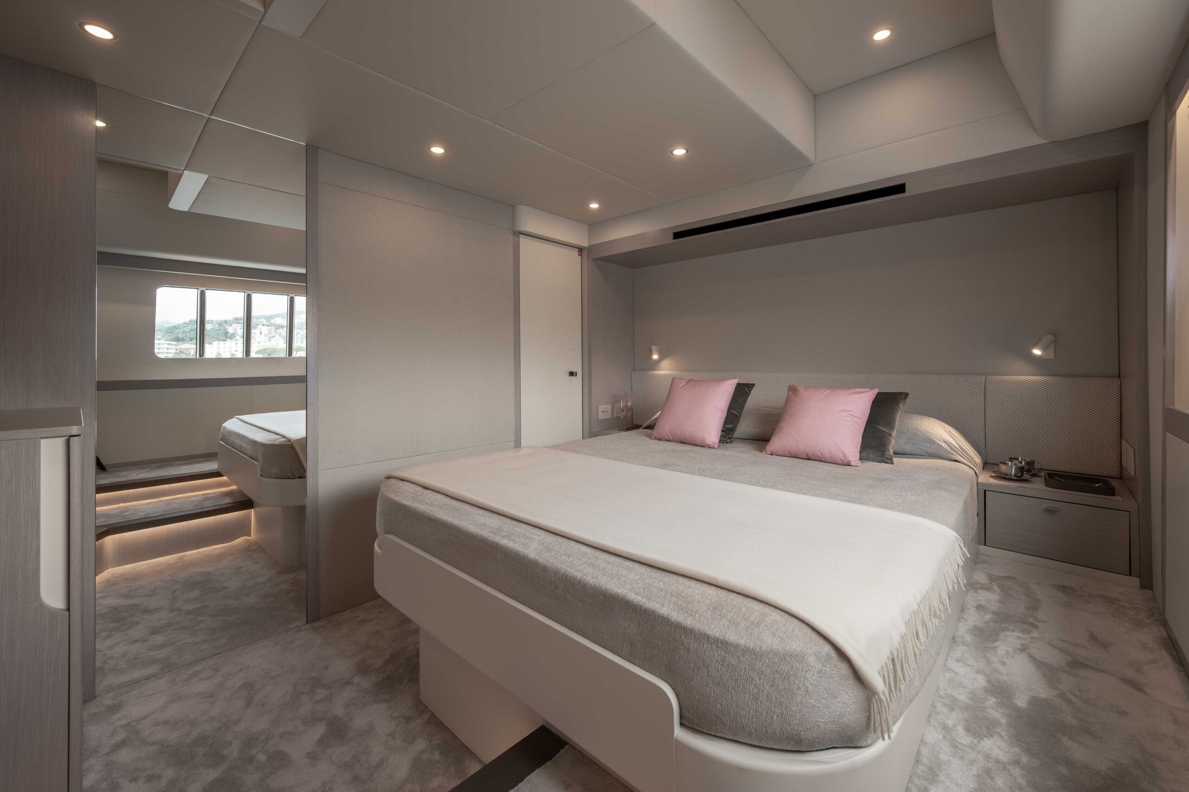 Absolute Navetta 50, slaapkamer met bed en spiegel