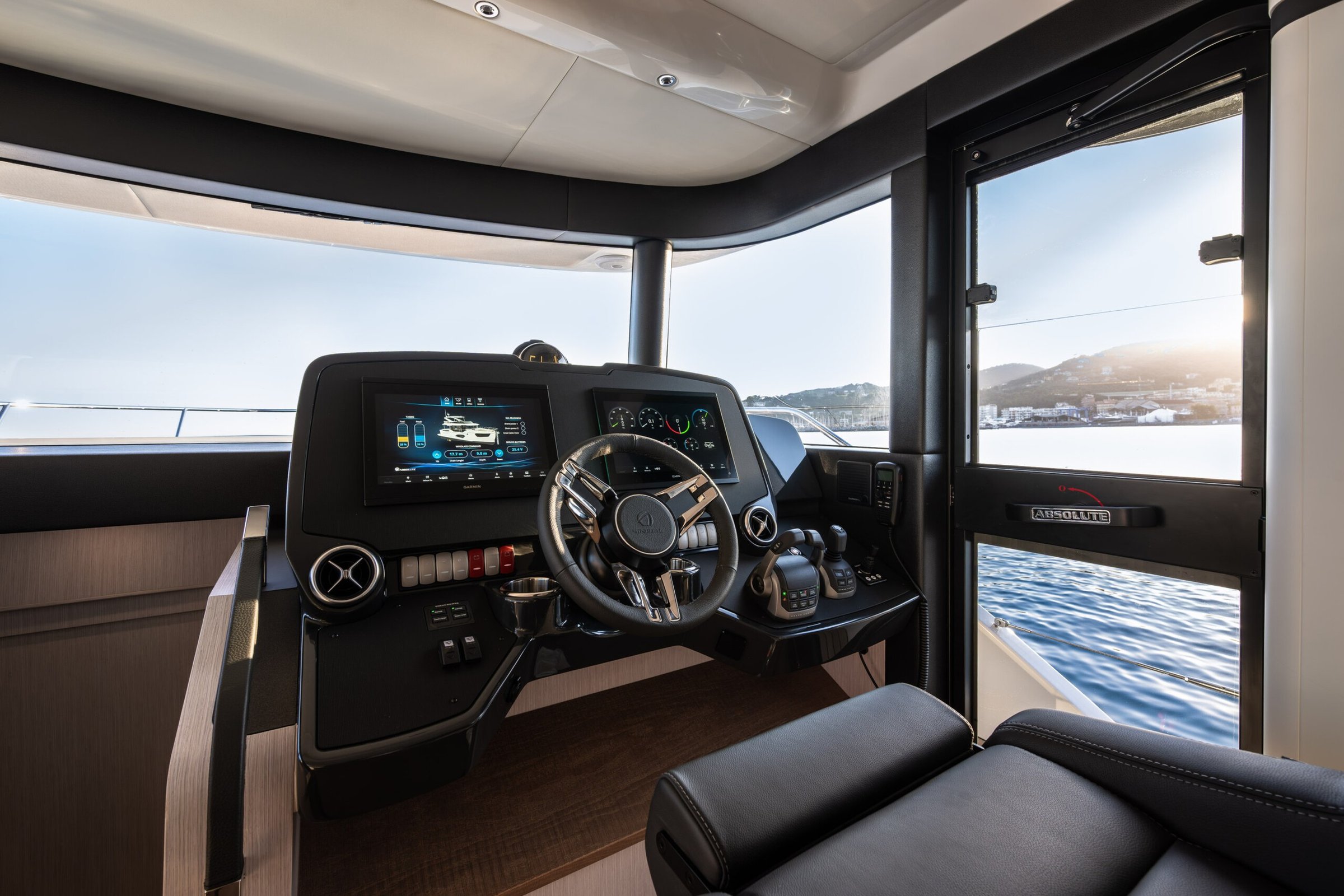 Absolute Navetta 50, stuurstand met navigatieschermen en stuurwiel