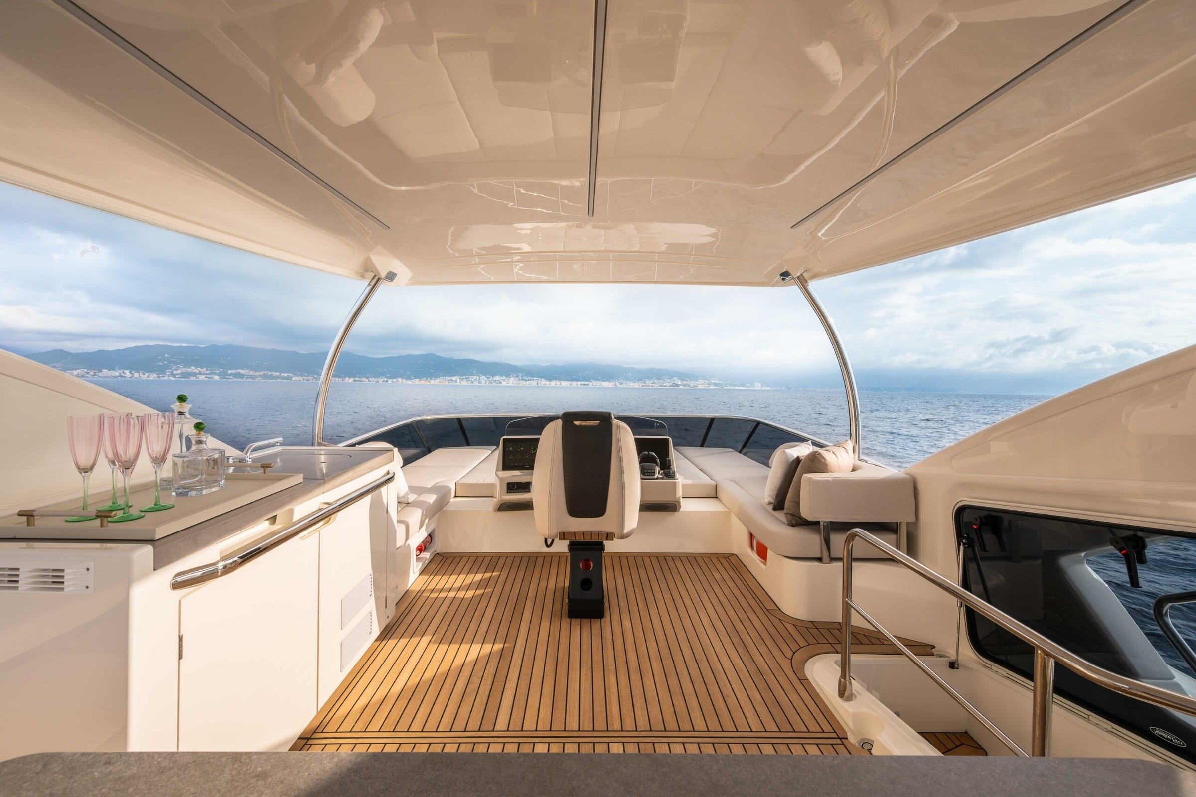 Absolute Navetta 50, stuurstand met zitbank en uitzicht