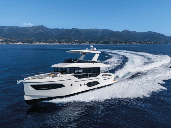 Absolute Navetta 53, jacht varend op zee met kielzog