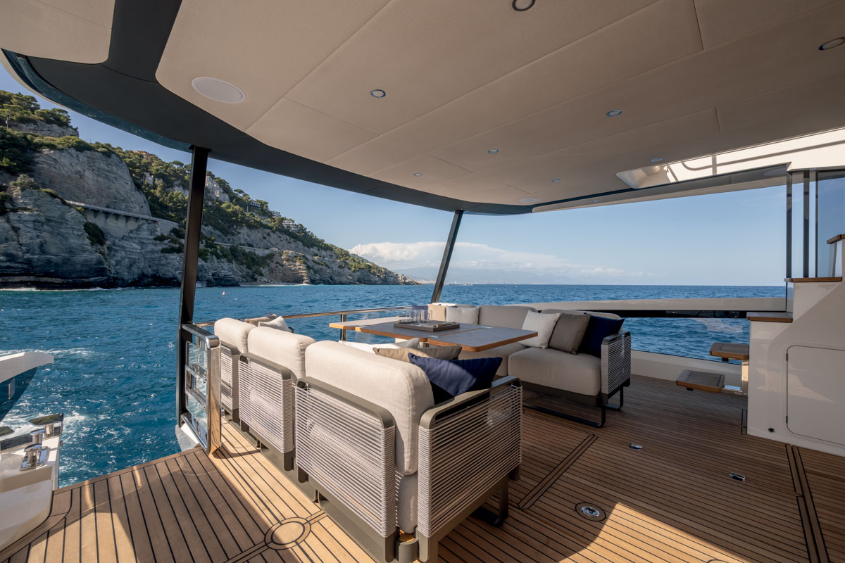 Absolute Navetta 58 Andromeda, achterdek met loungebank en zeezicht
