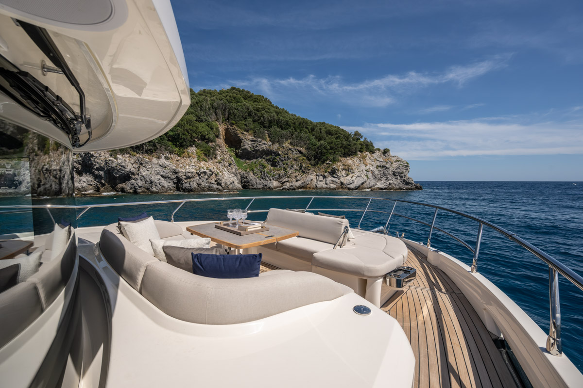 Absolute Navetta 58 Andromeda, achterdek met loungebank zeezicht