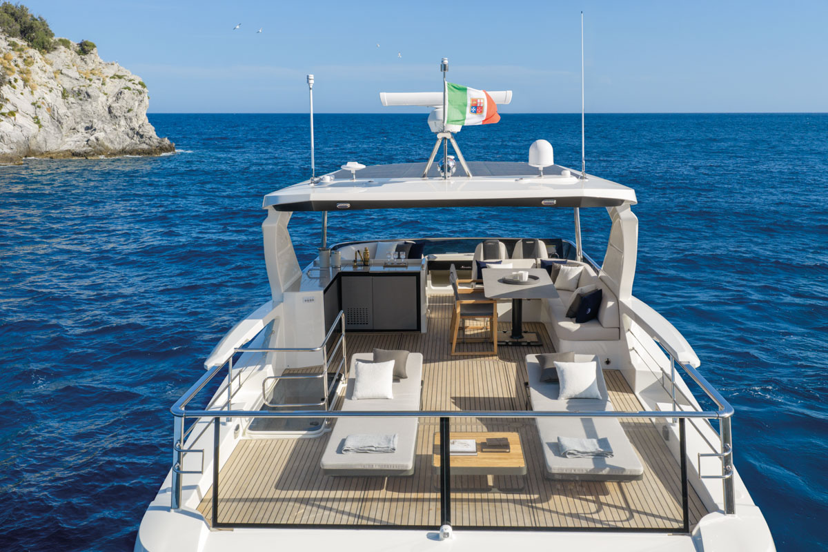 Absolute Navetta 58 Andromeda, achterdek met loungebanken en zithoek