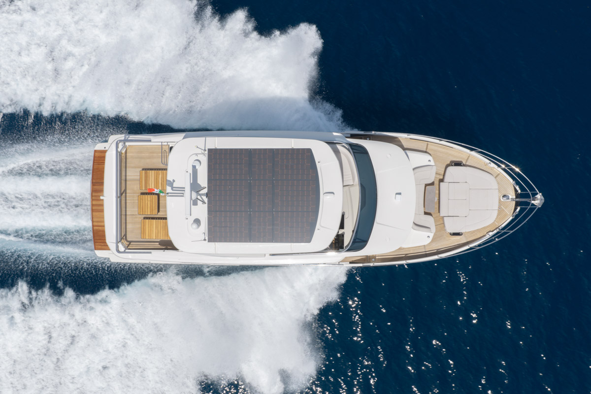 Absolute Navetta 58 Andromeda, boot varend op zee vanuit vogelperspectief