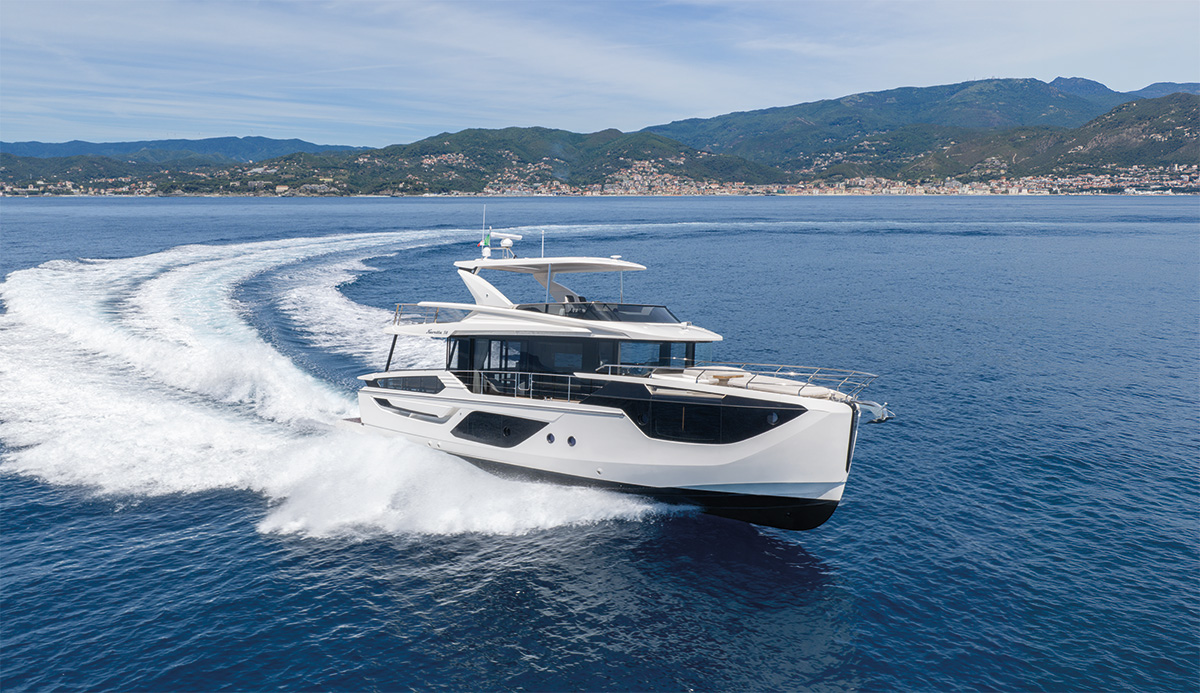Absolute Navetta 58 Andromeda, boot varend op zee