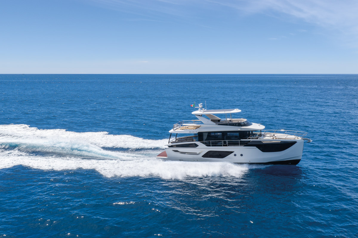 Absolute Navetta 58 Andromeda, boot varend op zee