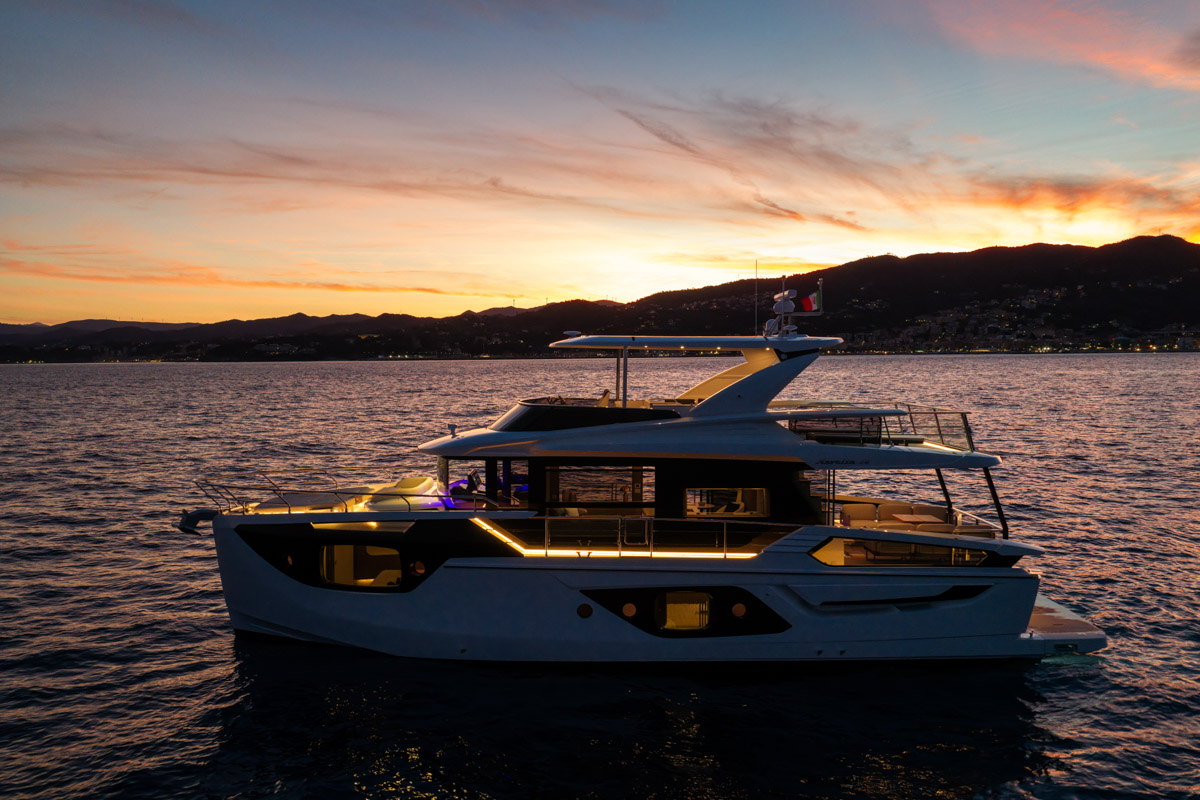 Absolute Navetta 58 Andromeda, jacht op zee bij zonsondergang