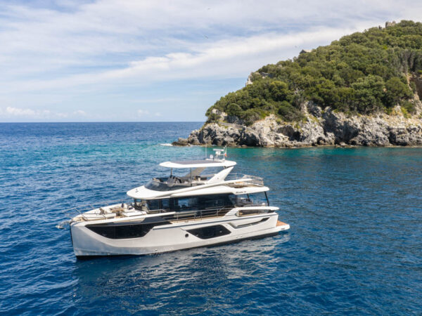 Absolute Navetta 58 Andromeda, jacht voor anker bij kustlijn
