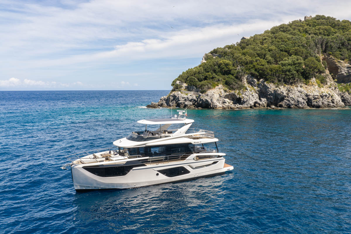 Absolute Navetta 58 Andromeda, jacht voor anker bij kustlijn