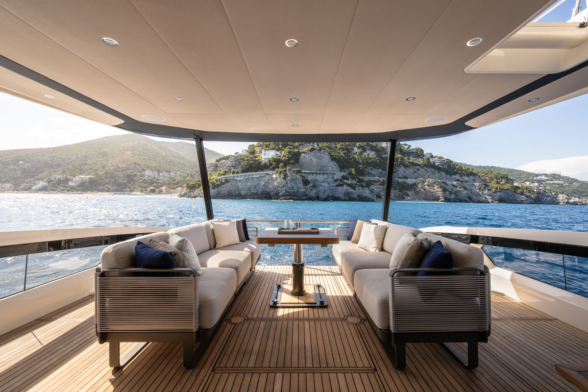 Absolute Navetta 58 Andromeda, lounge zithoek op achterdek