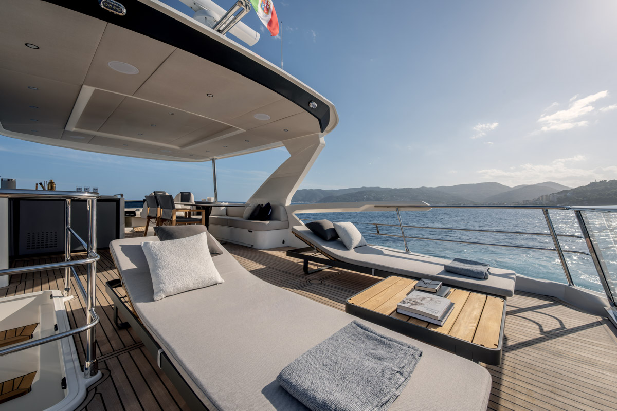 Absolute Navetta 58 Andromeda, voordek met ligbedden en zeezicht