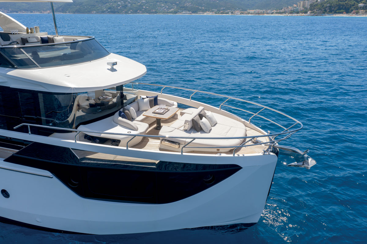 Absolute Navetta 58 Andromeda, voordek met lounge zitjes